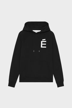czarna bluza z kapturem, biała litera É, minimalistyczna odzież streetwear