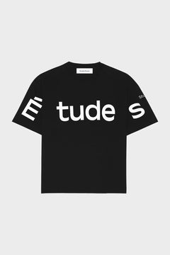 Czarna koszulka z białym dużym napisem Études, minimalistyczny styl streetwear