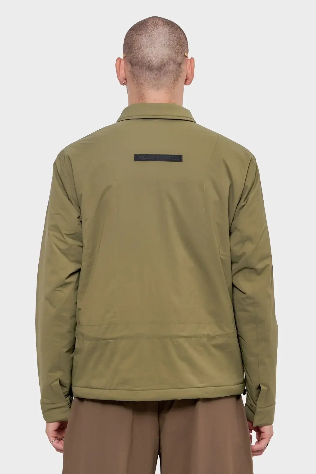 Męska oliwkowa kurtka Helly Hansen, widok od tyłu, minimalistyczny styl.