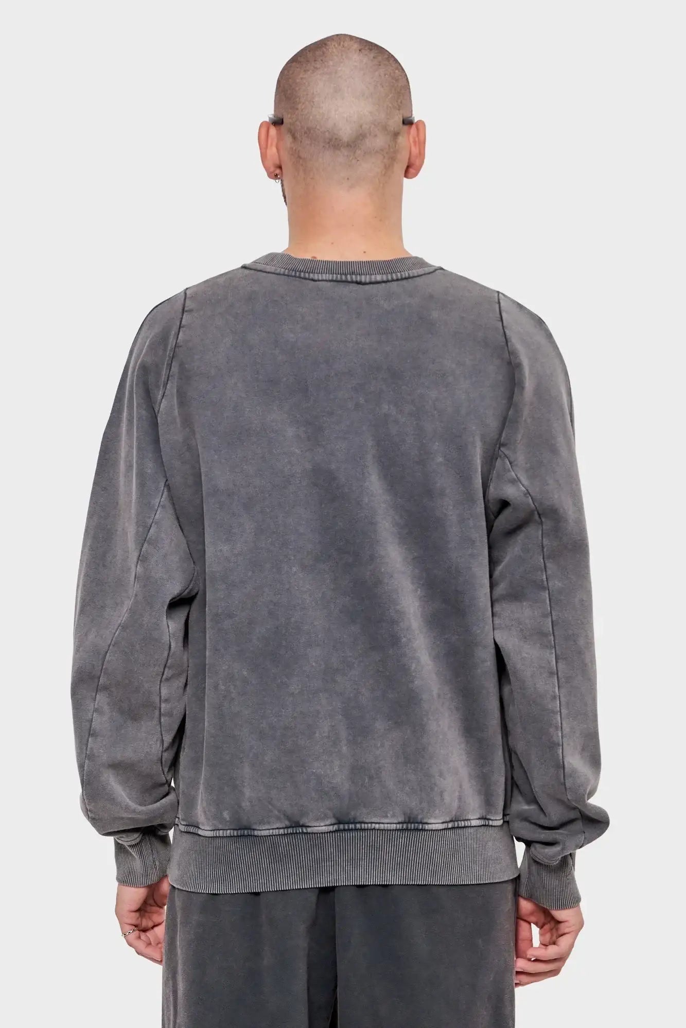 Męska bluza oversize w kolorze spranego grafitu, widok od tyłu, moda streetwear