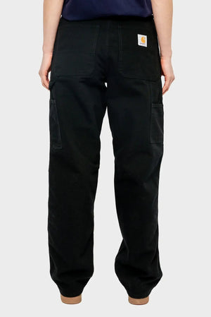 Czarne spodnie robocze typu cargo, kieszenie z tyłu, widoczne logo Carhartt WIP