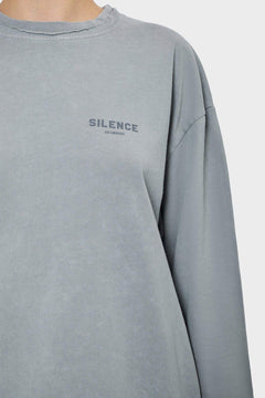 Szara bluza z napisem SILENCE na piersi, luźny krój, minimalistyczny styl