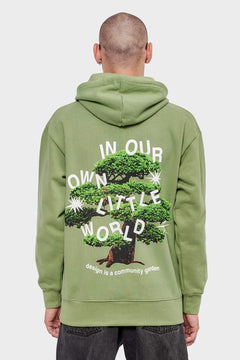 Zielona bluza z kapturem z nadrukiem drzewa bonsai i napisem z tyłu, moda streetwear