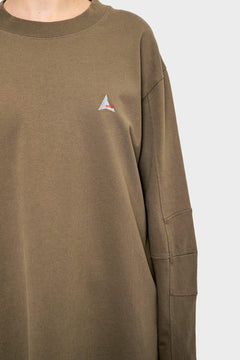Beżowa bluza z długim rękawem, minimalistyczne logo ROA na piersi