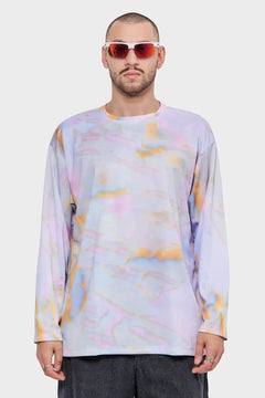 Mężczyzna w okularach przeciwsłonecznych, pastelowa bluza tie-dye, długi rękaw