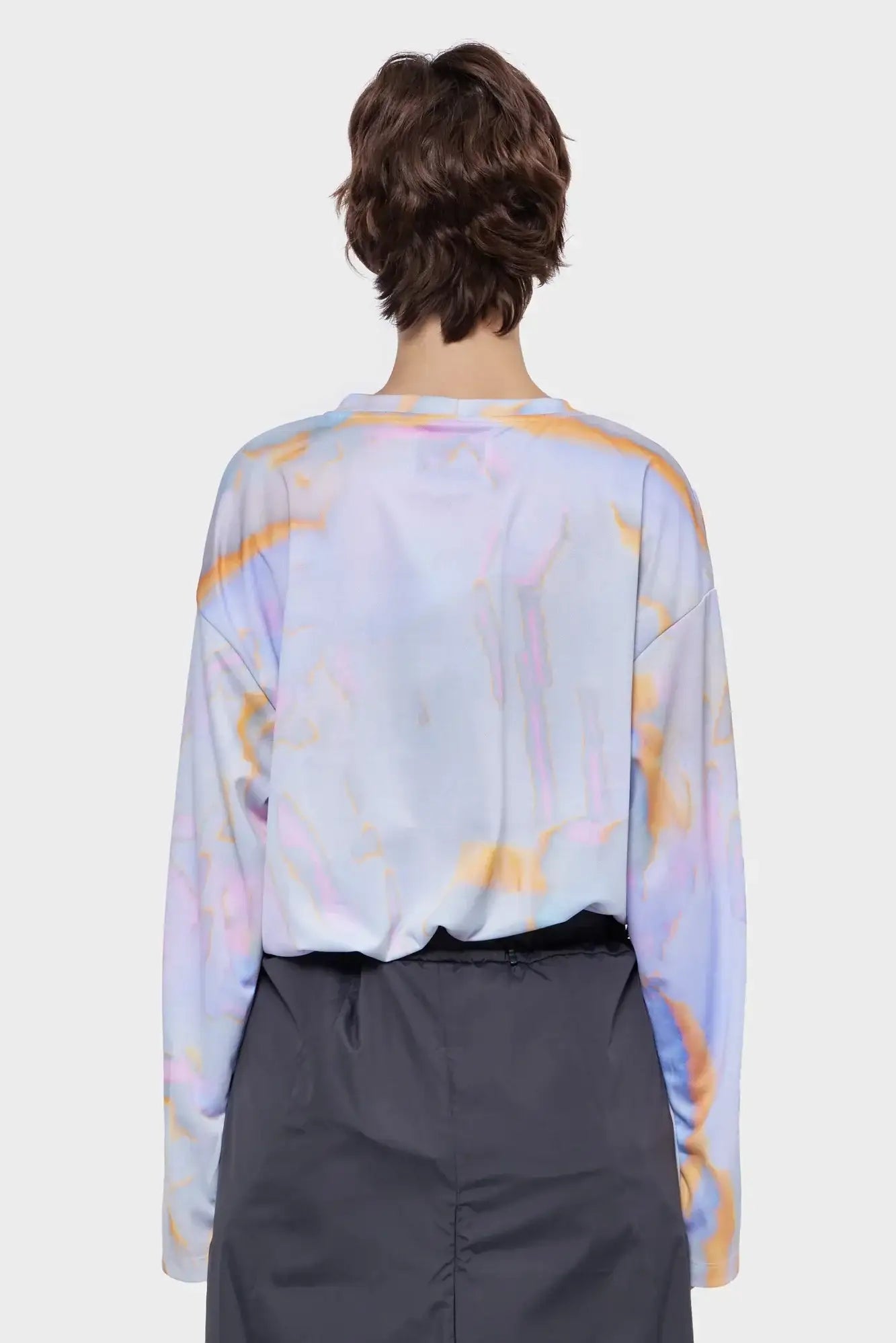 Bluza oversize z abstrakcyjnym, pastelowym wzorem w odcieniach fioletu i pomarańczu, widok z tyłu