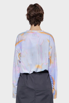 Bluza oversize z abstrakcyjnym, pastelowym wzorem w odcieniach fioletu i pomarańczu, widok z tyłu