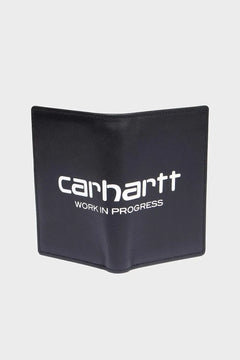 czarny portfel materiałowy z białym napisem carhartt work in progress na jasnym tle