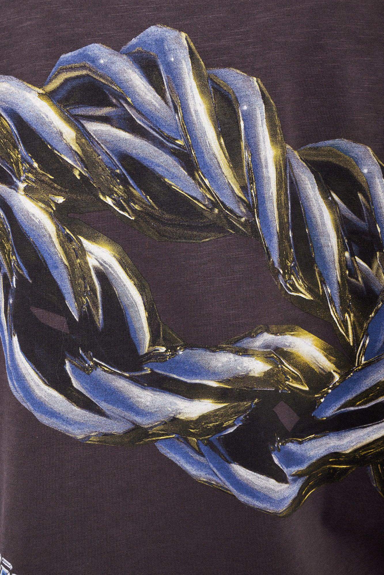 Nadruk srebrnego łańcucha o metalicznym połysku na czarnej tkaninie, moda streetwear