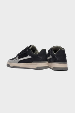 Czarne i szare sneakersy męskie, nowoczesny design, perforowane elementy, podeszwa w kolorze beżowym.
