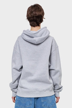 Szara bluza z kapturem oversize, tył, styl streetwear, dżinsowe spodnie