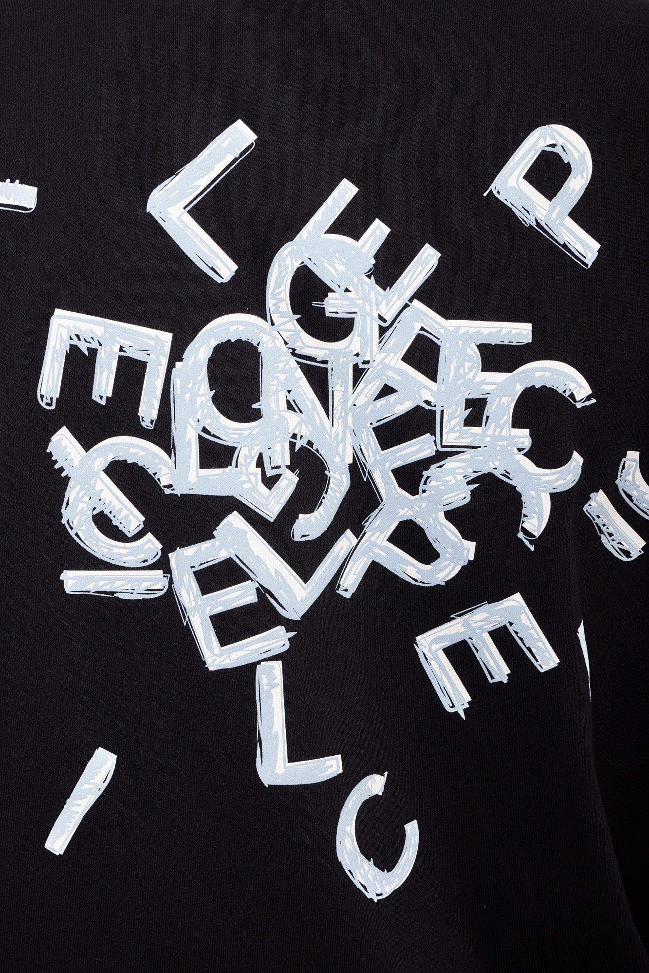 Czarna koszulka z białym, abstrakcyjnym nadrukiem liter, nowoczesna moda streetwear
