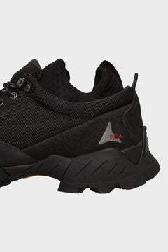 Czarny sneaker z siateczki i zamszu z logo ROA, styl streetwear, widok z boku