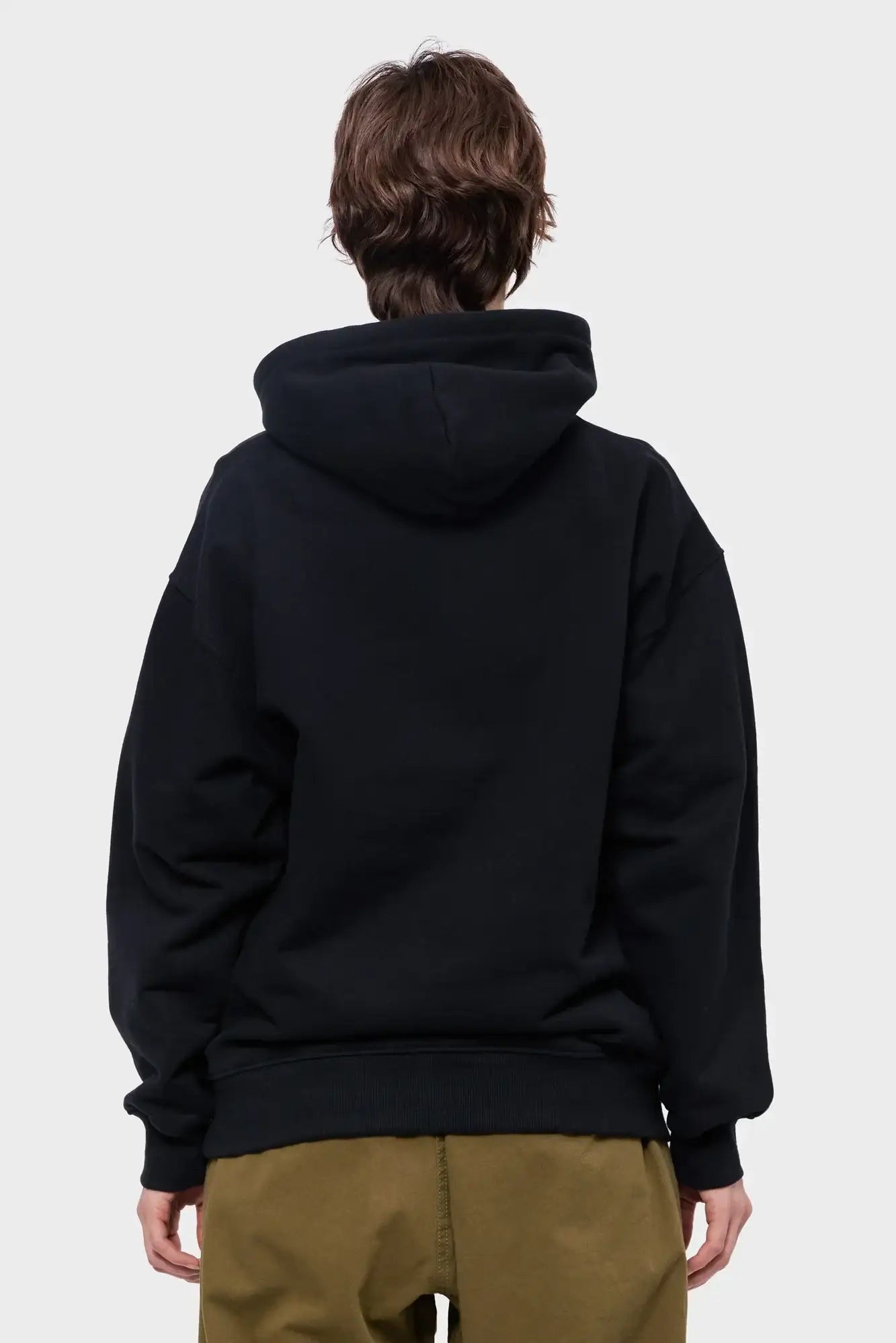 Czarna bluza z kapturem oversize, widok z tyłu, modne spodnie khaki