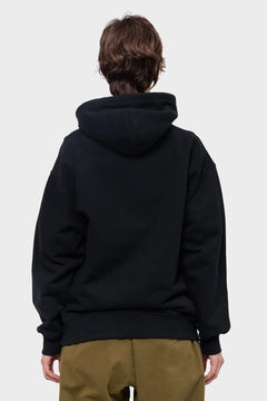 Czarna bluza z kapturem oversize, widok z tyłu, modne spodnie khaki
