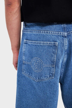 Niebieskie jeansy z kieszenią z haftem, widok z tyłu, detal męskiej odzieży streetwear
