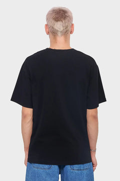 Mężczyzna w czarnej koszulce i niebieskich jeansach, widok z tyłu, moda streetwear