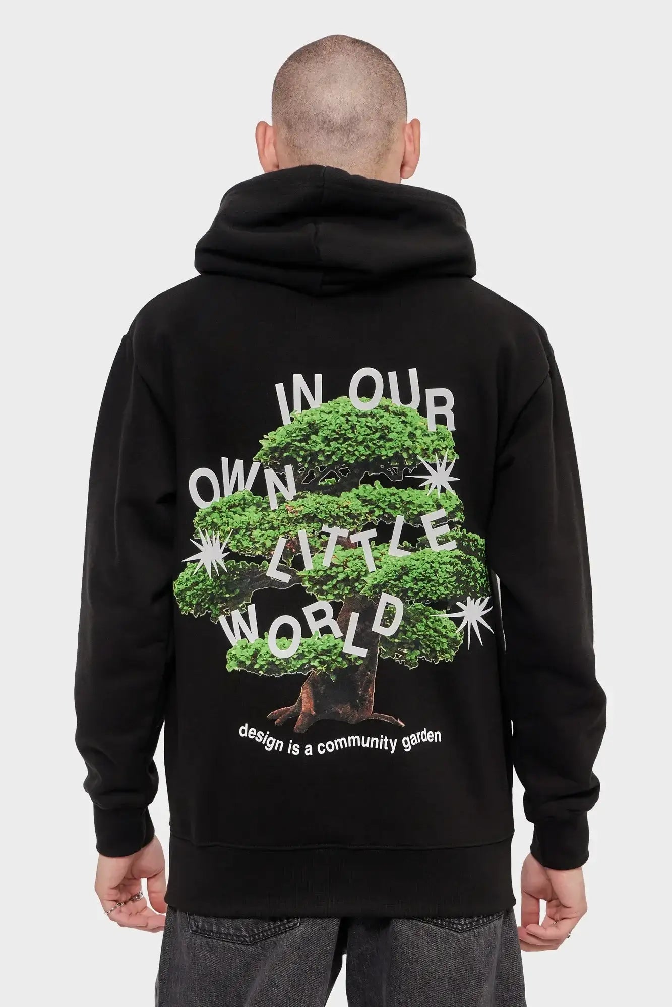 Czarna bluza z kapturem, nadruk drzewka bonsai i napisem na plecach, moda streetwear