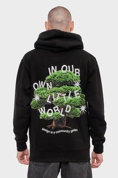 Czarna bluza z kapturem, nadruk drzewka bonsai i napisem na plecach, moda streetwear