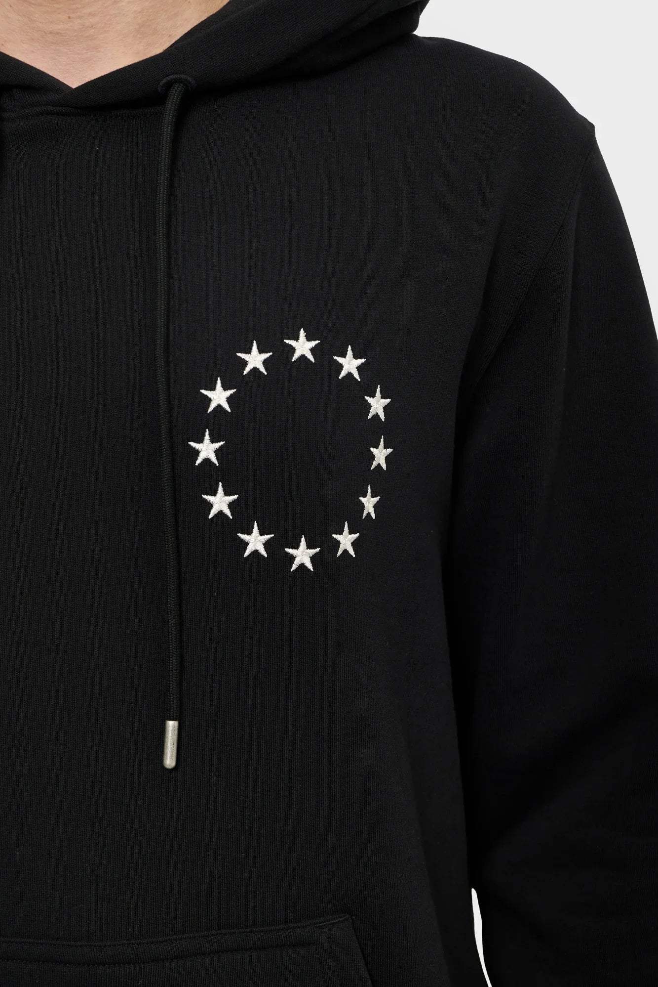 Czarna bluza z kapturem, haftowane białe gwiazdy w okręgu na piersi, nowoczesna moda męska
