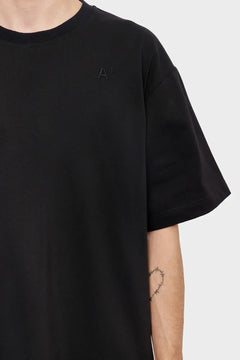 Czarna koszulka z krótkim rękawem, logo A1, minimalistyczny styl streetwear