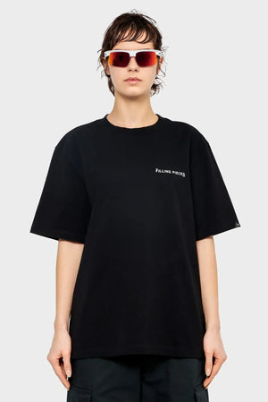 Osoba w czarnej koszulce Filling Pieces i sportowych okularach, styl streetwear