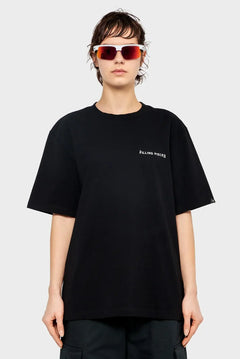 Osoba w czarnej koszulce Filling Pieces i sportowych okularach, styl streetwear