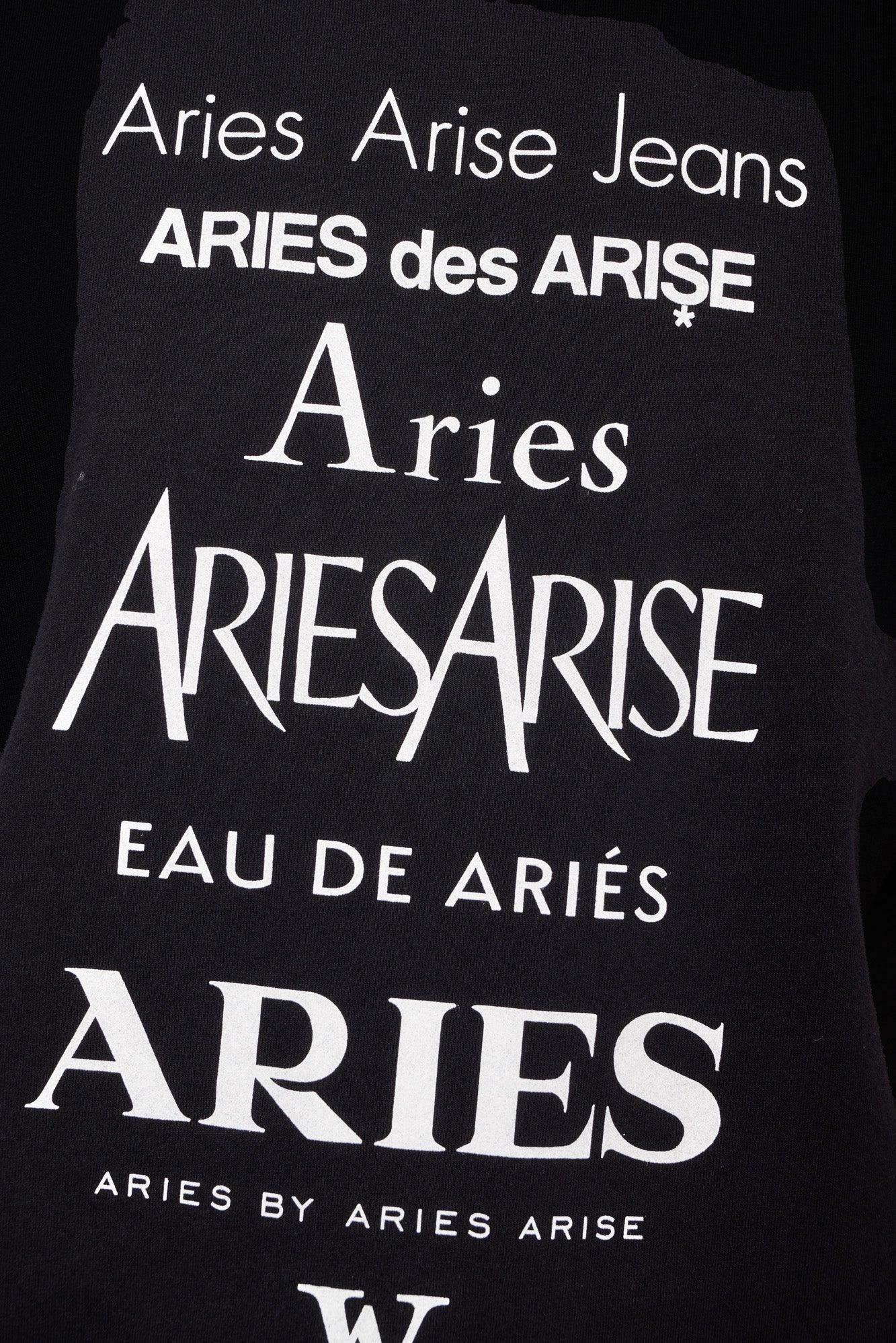 Czarna koszulka z nadrukiem białych napisów Aries Arise w różnych czcionkach, modna odzież streetwear.