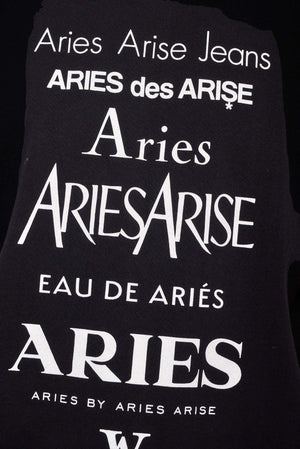 Czarna koszulka z nadrukiem białych napisów Aries Arise w różnych czcionkach, modna odzież streetwear.