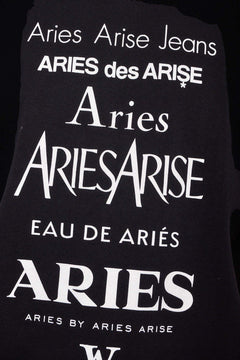 Czarna koszulka z nadrukiem białych napisów Aries Arise w różnych czcionkach, modna odzież streetwear.