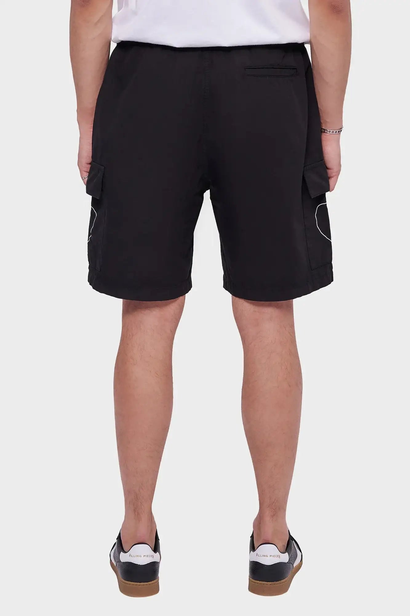 Czarne szorty cargo męskie z kieszeniami bocznymi, styl streetwear