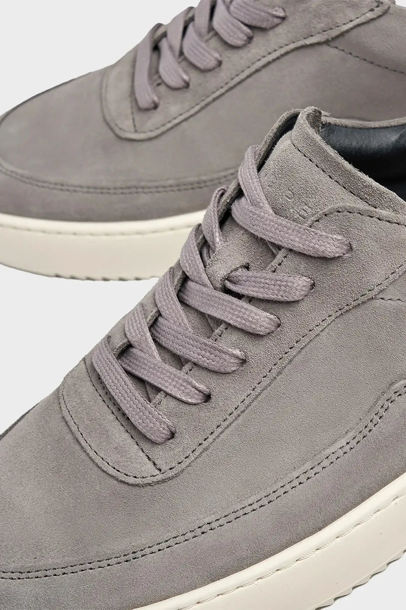 Szare zamszowe sneakersy z jasną podeszwą, nowoczesny design, sportowe buty męskie