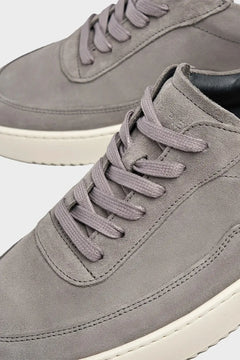 Szare zamszowe sneakersy z jasną podeszwą, nowoczesny design, sportowe buty męskie