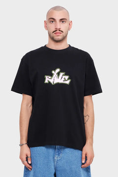 Mężczyzna w czarnej koszulce z napisem RAVE, jeansy, minimalistyczne tło, styl streetwear