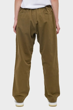 Męskie luźne spodnie cargo w kolorze khaki, widok od tyłu, sportowy styl streetwear