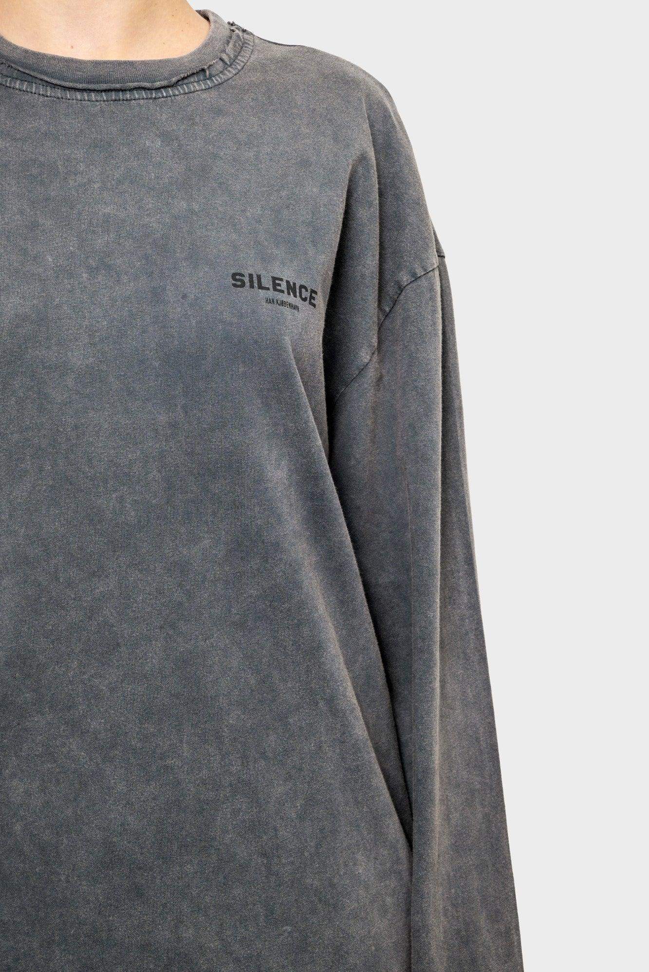 Szary oversize bluza z napisem SILENCE na piersi, minimalistyczny styl streetwear.