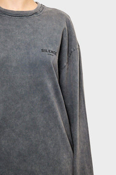 Szary oversize bluza z napisem SILENCE na piersi, minimalistyczny styl streetwear.