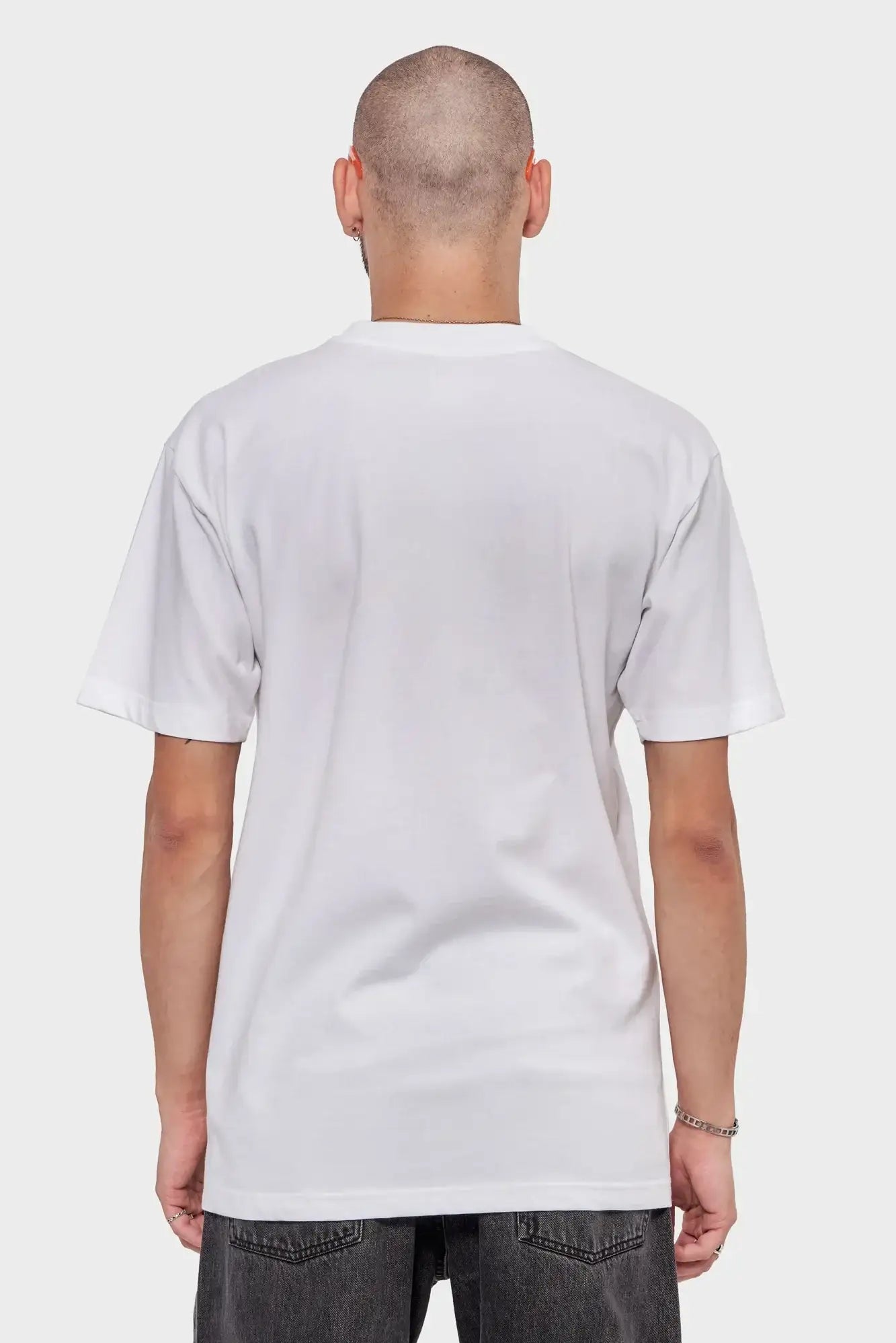 mężczyzna w białej koszulce z krótkim rękawem, widok od tyłu, minimalistyczna moda streetwear