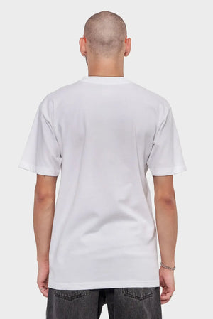 mężczyzna w białej koszulce z krótkim rękawem, widok od tyłu, minimalistyczna moda streetwear