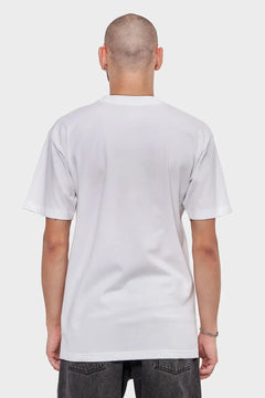 mężczyzna w białej koszulce z krótkim rękawem, widok od tyłu, minimalistyczna moda streetwear