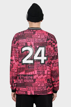 Mężczyzna w czarnej czapce, kolorowa bluza z napisem 24 i graficznymi nadrukami, moda streetwear