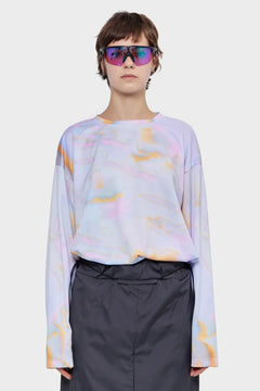 Osoba w okularach przeciwsłonecznych, luźna bluza pastelowa tie-dye, ciemna spódnica, styl streetwear