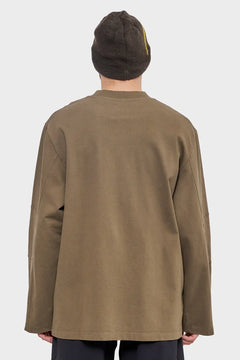 Męska bluza oversize khaki z długim rękawem, ciemna czapka, widok z tyłu