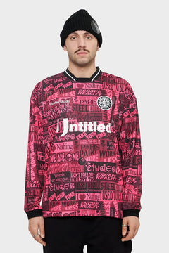 Mężczyzna w czarnym berecie i różowej bluzie z wyrazistym nadrukiem napisów, moda streetwear