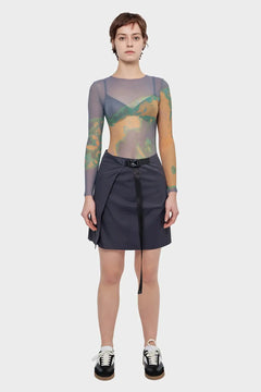Modelka w transparentnym, kolorowym body i czarnej spódnicy z pasem, moda streetwear