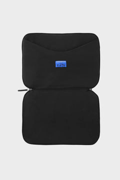Czarna otwarta torba na laptopa z niebieską naszywką, minimalistyczny design