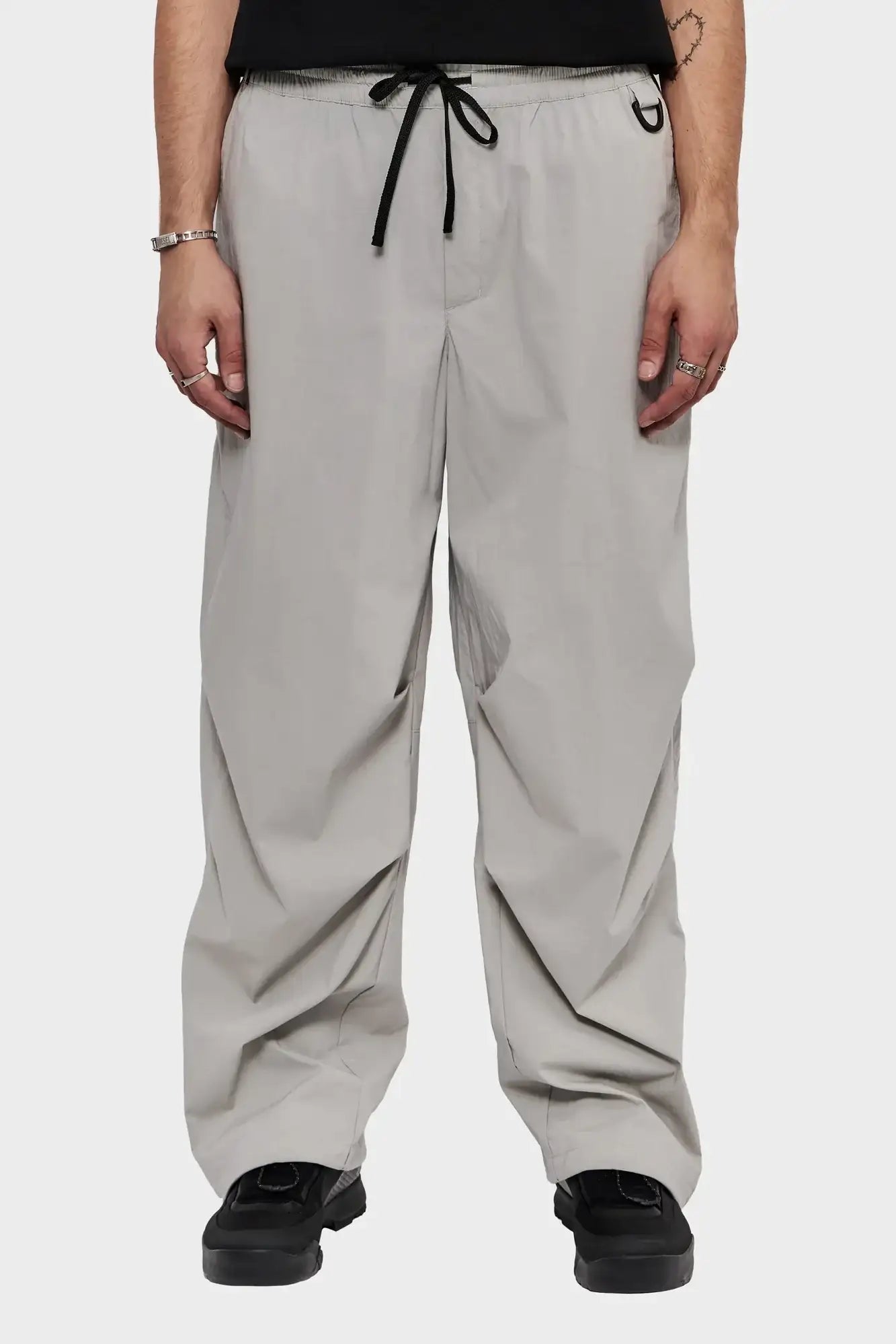 Jasnoszare spodnie męskie z szerokimi nogawkami, sznurek w pasie, styl streetwear