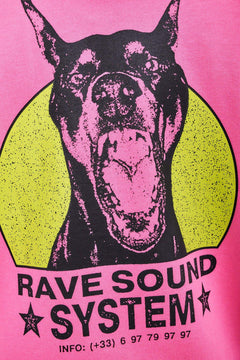 Różowa koszulka z nadrukiem psa dobermana i napisem Rave Sound System, styl streetwear