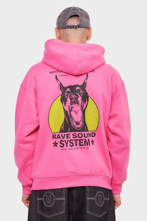 Różowa bluza z kapturem, nadruk psa i napis Rave Sound System na plecach, moda streetwear