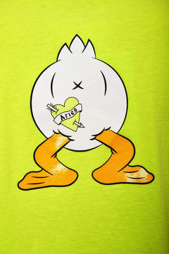 Neonowa koszulka z rysunkiem kaczki, serce z napisem Aries, żółte tło, moda streetwear